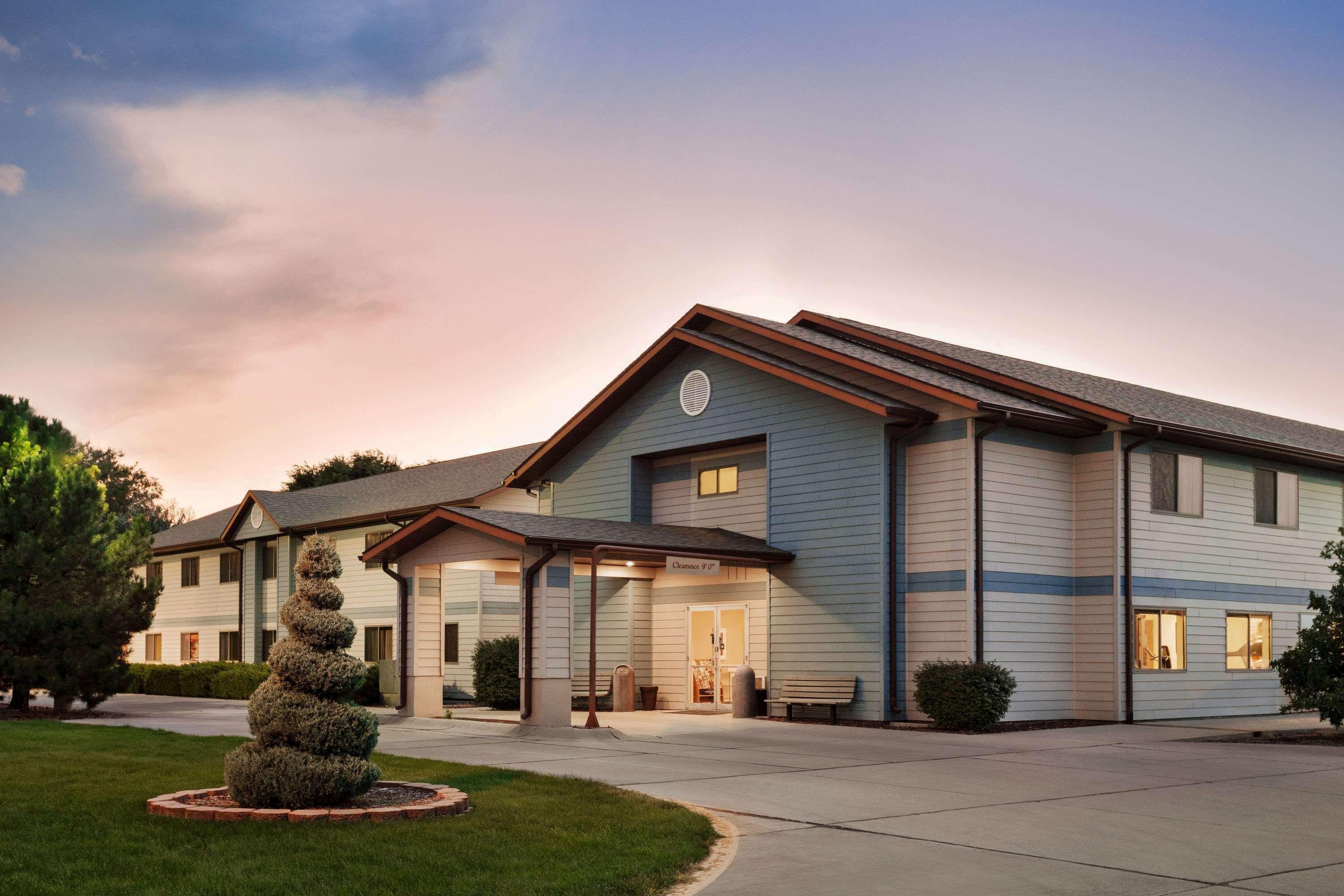 Travelodge By Wyndham Morrill Exterior foto